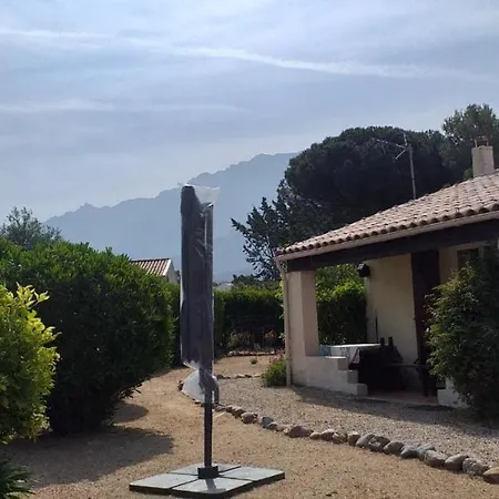 Aux Pieds Des Montagnes