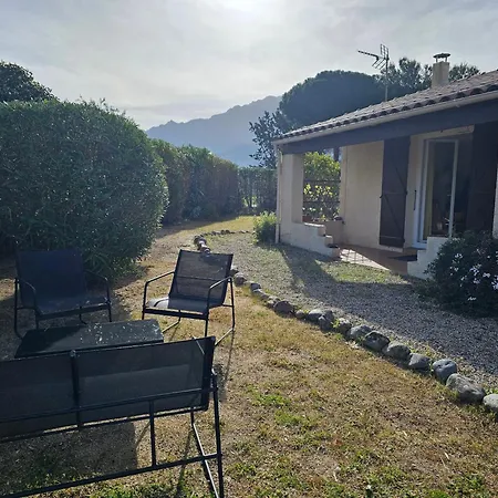 Aux Pieds Des Montagnes